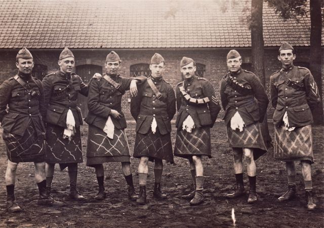 Slechte troepencopie van die moffen. Een Schot zou nooit buitenkomen met ongewassen knieën!